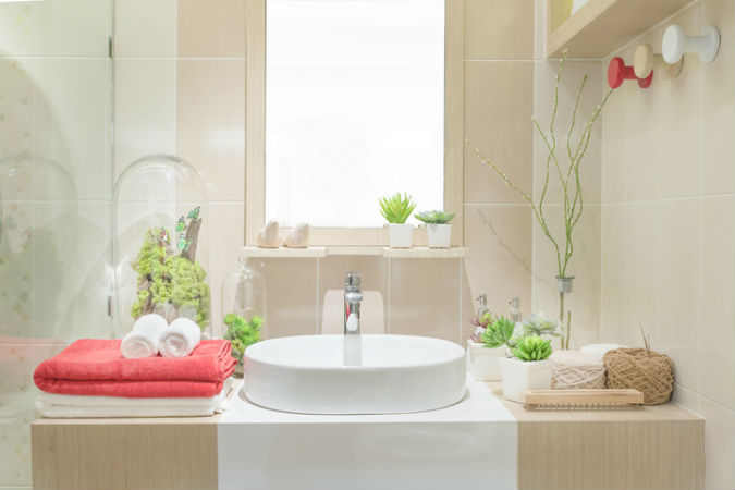 Waschbecken mit umliegender Badezimmer-Dekoration