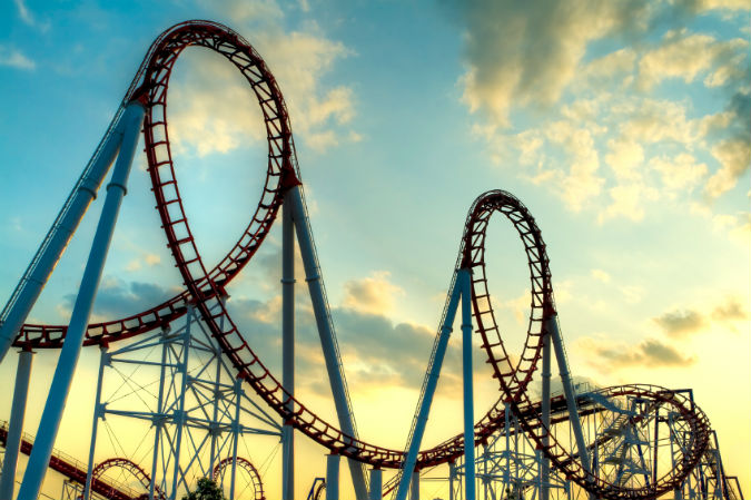 Achterbahn in Abenddämmerung