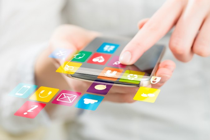 Apps auf Smartphone, die über den Display hinausgehen und eine Frau drauftippt