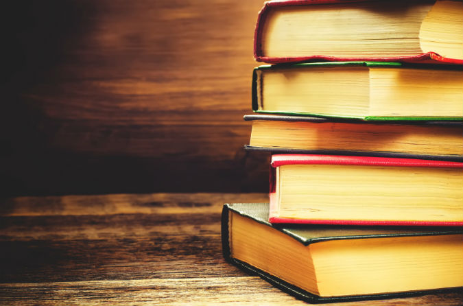 Stapel bunter Bücher
