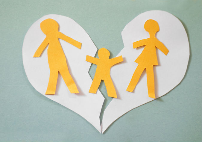 gebrochenes Papierherz mit Familie
