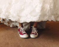 Braut trägt zu Kleid Sneaker