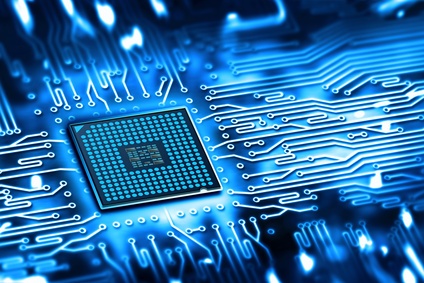 Ein Mikrochip der mit Daten versorgt wird.
