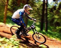 Downhill-Biker bei der Abfahrt