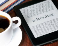 E Reader mit Kaffee