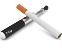 E-Zigarette und eine normale Zigarette