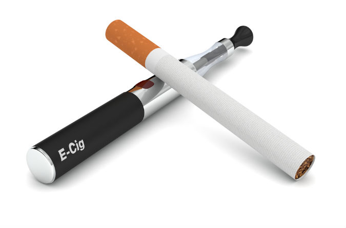 E-Zigarette und eine normale Zigarette