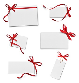 Eine weiße Einladungskarte mit roter Schleife