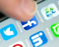 Facebook Alternativen - Smartphone mit Facebook-App Icon