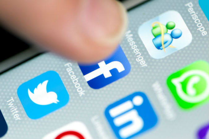 Facebook Alternativen - Smartphone mit Facebook-App Icon