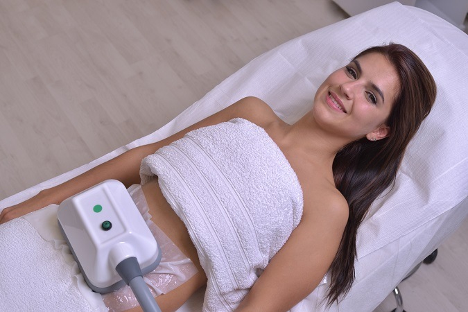 Jugen Frau bekommt Fettvereisung-Behandlung am Bauch
