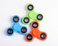 Drei Fidget Spinner in verschiedenen Farben