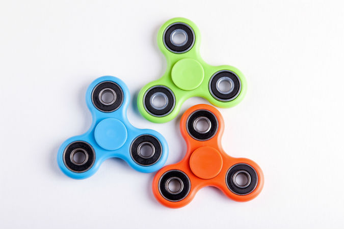 Drei Fidget Spinner in verschiedenen Farben