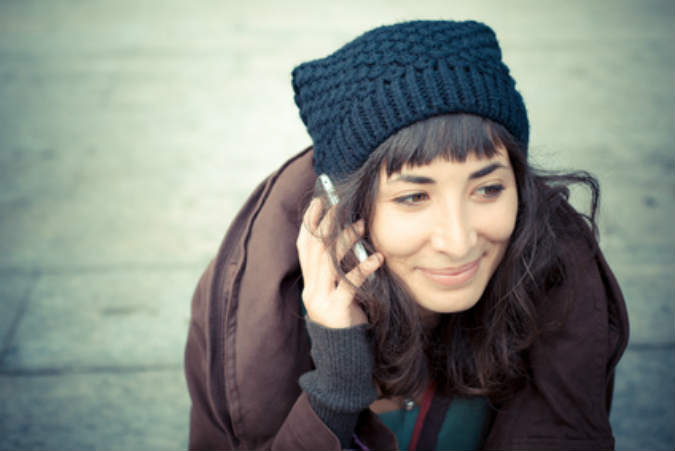 Frau telefoniert mit Smartphone