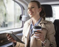 Frau trinkt Kaffee im Auto