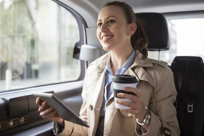 Frau trinkt Kaffee im Auto