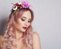 Junge Frau mit langen, Pastellrosa Haaren und Blumenkranz