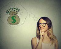 Frau stellt sich Geld vor
