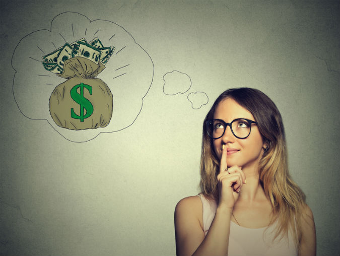 Frau stellt sich Geld vor