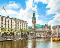 Blick von der Alster auf das Hamburger Rathaus