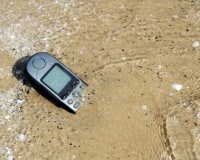 Fällt das Handy ins Wasser, sollten Sie nicht versuchen es sofort wieder einzuschalten