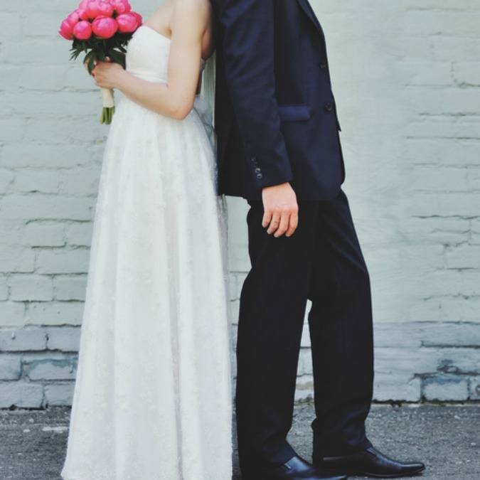 Hochzeitspaar Rücken an Rücken