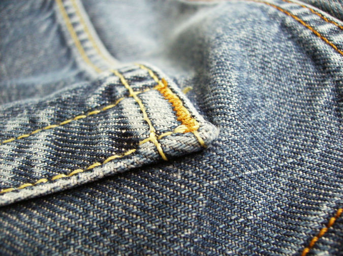 Maenner Jeans in Nahaufnahme