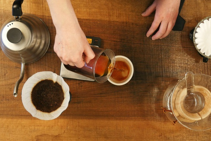 Kaffee wird von Hand aufgebrüht