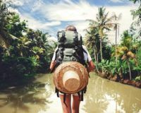Mögliche Kandidaten für das Dschungelcamp 2018 - Camperin steht vor Fluss im Dschungel
