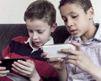 Kinder spielen mit Smartphone