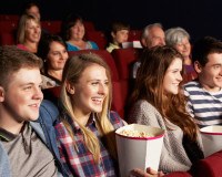 Kinobesucher essen Popcorn