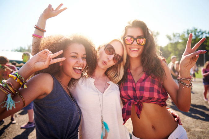 Drei Frauen auf einem Festival