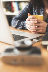 Frau spielt online Lotto