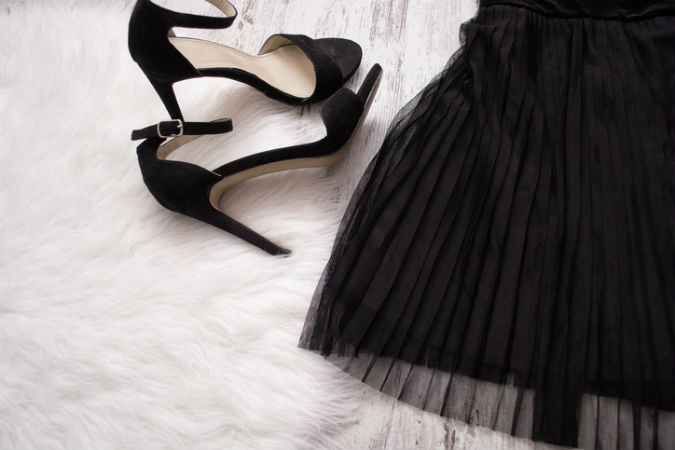 Schwarzes Kleid, Schwarze Schuhe