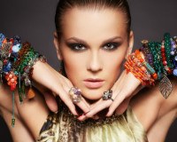 Model mit flippigen Accessoires an den Armen