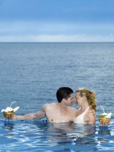 Paar im Infinity Pool
