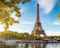 Auf der Seine in Paris den Eiffelturm bestaunen