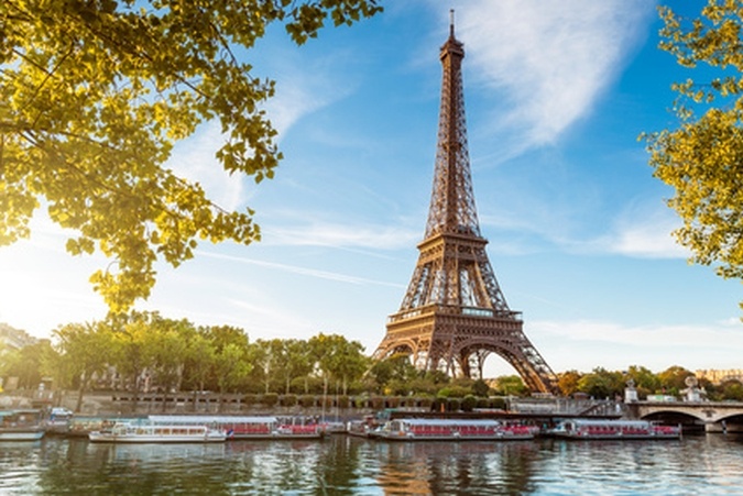 Auf der Seine in Paris den Eiffelturm bestaunen