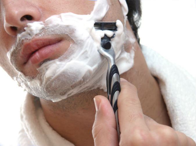 Mann mit Rasierschaum von Lancome