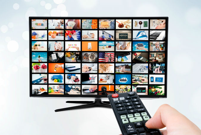 Große Fernsehprogramm-Übersicht wird auf TV gezeigt