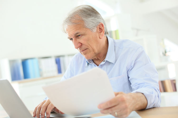 Ein Rentner schreibt seine Steuererklärung