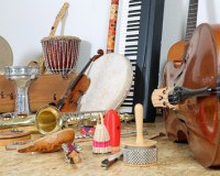 Sammlung verschiedener Musikinstrumente