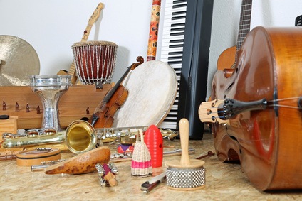 Sammlung verschiedener Musikinstrumente