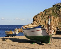 Segelboot am Strand an der Costa Brava