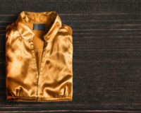 Goldene Bluse auf dunklem Hintergrund
