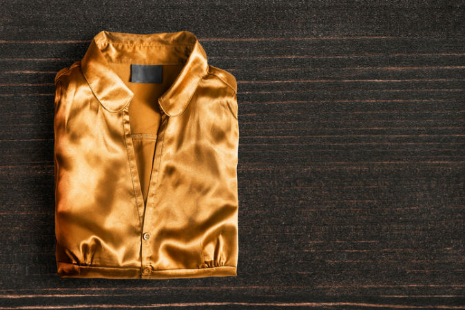 Goldene Bluse auf dunklem Hintergrund