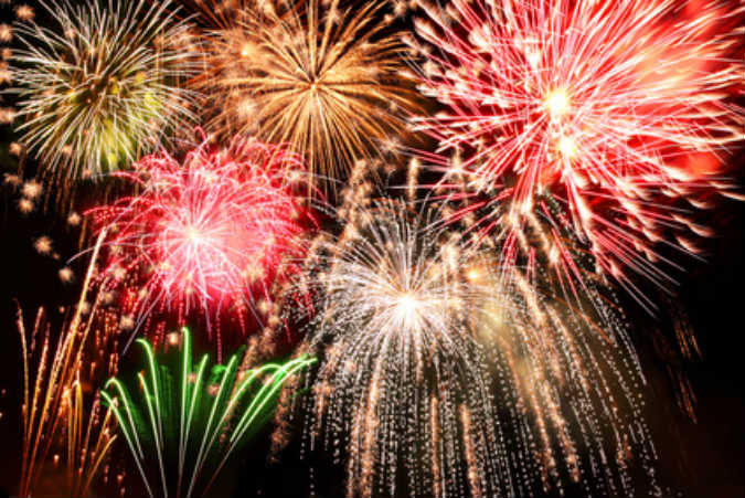 Ein buntes Feuerwerk am Nachthimmel von Silvester.