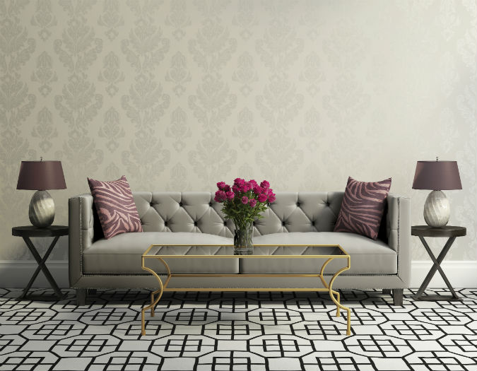 Sofa mit Dekorationen