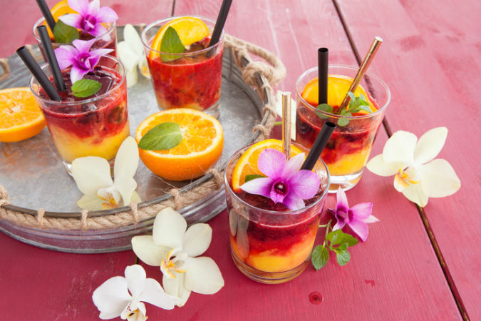 Sommerdrinks ohne Alkohol mit Blüten dekoriert