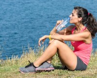 Im Sommer sollten Sie sich beim Sport Trinkpausen gönnen